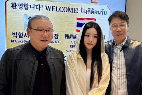 CĐV Thái Lan vui mừng khi HLV Park Hang Seo đến Thai League