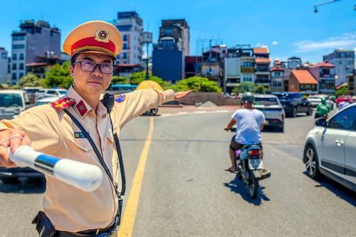 Giữa 'chảo lửa' hơn 40 độ C: Cảnh sát giao thông Hà Nội bám chốt giữ nhịp đường phố