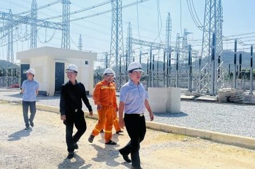 Giữa cao điểm nắng nóng, thợ truyền tải 'căng mình' giữ điện
