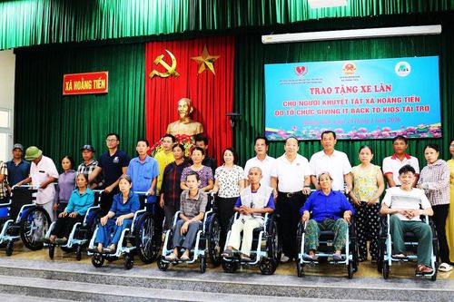 Trao tặng 20 xe lăn cho người khuyết tật xã Hoằng Tiến
