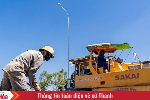 Những 'chiến binh' rải nhựa đường giữa nắng 40 độ