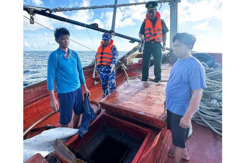 Hải đoàn Biên phòng 28 bắt giữ tàu chở 21.000 lít dầu DO không giấy tờ