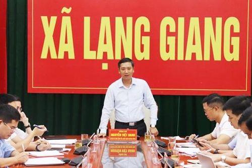 Phó Bí thư Tỉnh ủy, Chủ tịch HĐND tỉnh Nguyễn Việt Oanh làm việc với Ban Thường vụ Đảng ủy xã Lạng Giang
