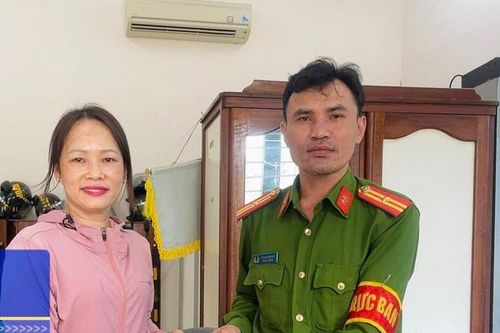 Trao trả tài sản bỏ quên cho sinh viên Lào