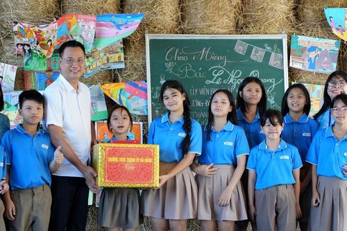 Bí thư Thành ủy Đà Nẵng Lê Ngọc Quang thăm Trường Tiểu học, THCS và THPT Hy Vọng