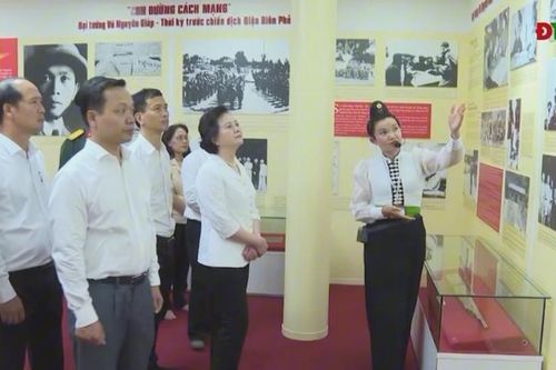 Phó Thủ tướng Chính phủ Phạm Thị Thanh Trà dâng hương tưởng niệm Đại tướng Võ Nguyên Giáp