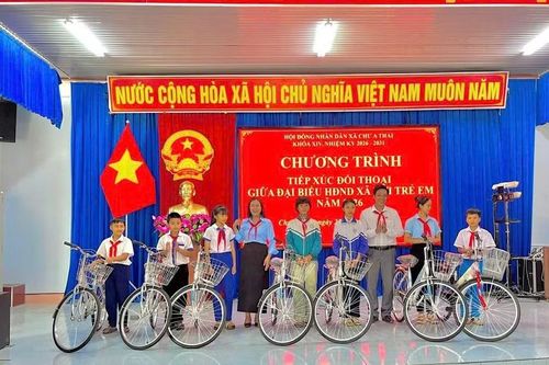 Đại biểu HĐND xã Chư A Thai đối thoại với trẻ em