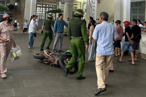 Người đàn ông cầm dao rựa xông vào trường học có dấu hiệu bị tâm thần