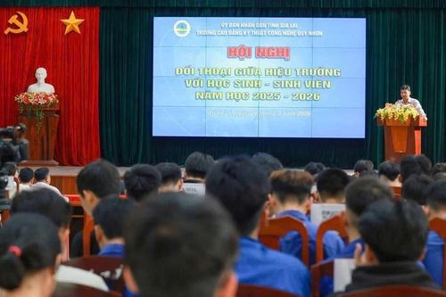 Lãnh đạo Trường CĐ Kỹ thuật Công nghệ Quy Nhơn đối thoại với học sinh, sinh viên