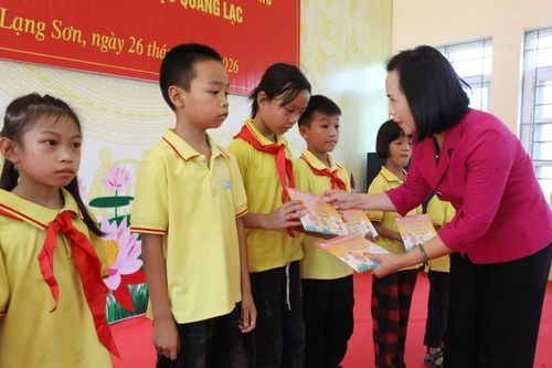 Đồng chí Đoàn Thị Hậu, Phó Bí thư Thường trực Tỉnh ủy, Chủ tịch HĐND tỉnh thăm, tặng quà Tết Thiếu nhi tại Trường Tiểu học Quảng Lạc