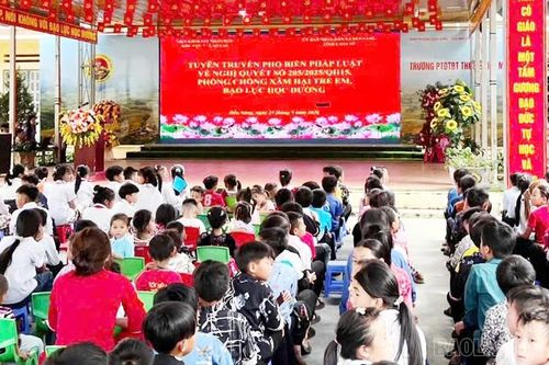 Chi đoàn Viện kiểm sát nhân dân khu vực 7 tuyên truyền pháp luật cho học sinh xã Dền Sáng