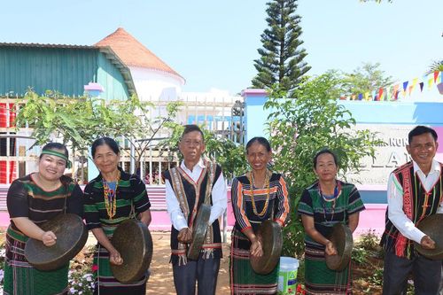 Vợ chồng già giữ nhịp chiêng nơi bon Bu Sop