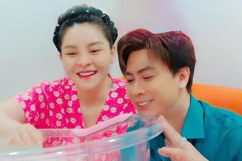 Hồ Việt Trung và Saka Trương Tuyền đón con gái tại TP.HCM