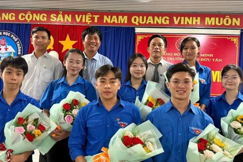 Gieo 'hạt giống đỏ' dưới mái trường THPT