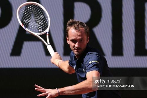 Medvedev thoát hiểm ngoạn mục sau màn rượt đuổi tỉ số tại Roland Garros