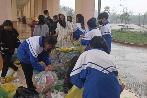 'Đổi rác thải nhựa-trao cờ Tổ quốc'