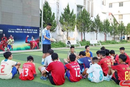 Tìm kiếm tài năng bóng đá trẻ