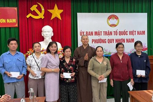 Gia Lai: Các tự viện P.Quy Nhơn Nam tặng quà đến các gia đình chính sách nhân mùa Phật đản