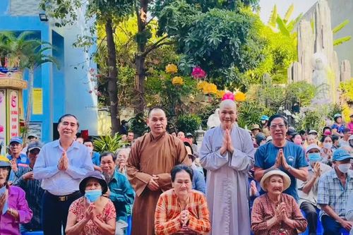 Chùa Liên Trì, Phổ Hiền tặng 500 phần quà trong mùa Phật đản