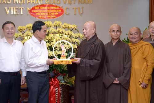 Bí thư Thành ủy TP.HCM Trần Lưu Quang thăm, chúc mừng nhân Đại lễ Phật đản đến Ban Trị sự TP.HCM