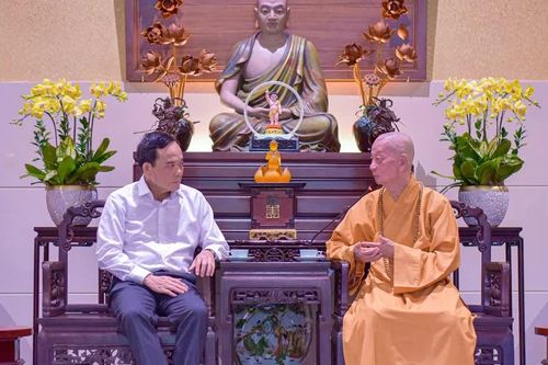 Bí thư Thành ủy TP.HCM Trần Lưu Quang đến chùa Huê Nghiêm thăm Đức Pháp chủ GHPGVN