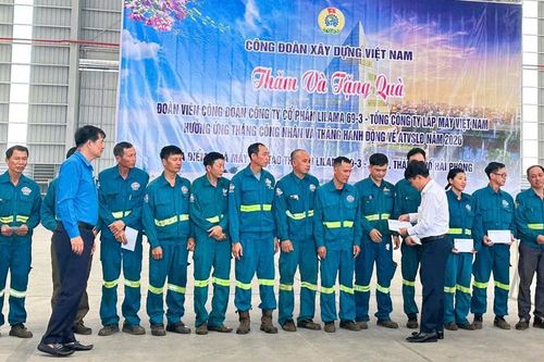 100 phần quà trao tận tay người lao động Lilama trong Tháng Công nhân