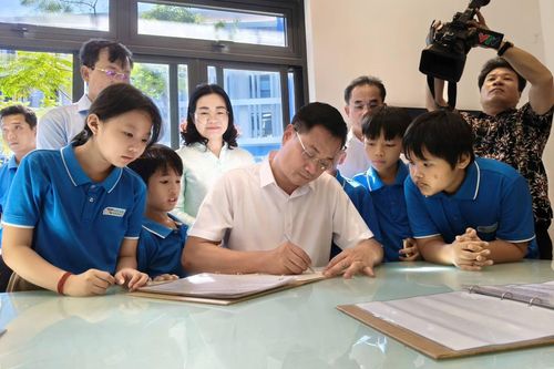 Bí thư Thành ủy Đà Nẵng thăm, động viên trẻ mồ côi tại Trường Hy Vọng