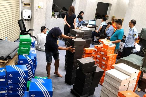 TP. Hồ Chí Minh: Tăng kiểm tra ngoài giờ tại các 'điểm nóng' hàng giả
