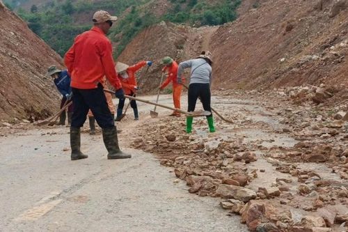Mưa lớn gây sạt lở nhiều điểm trên Quốc lộ 6