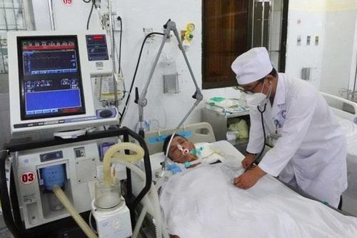 Một người tử vong, hai người cấp cứu do ngộ độc rượu ở Cà Mau