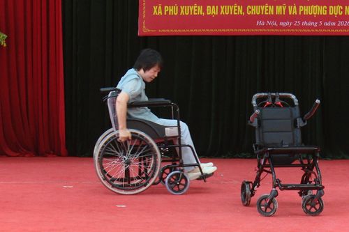 Trao tặng 50 xe lăn cho người khuyết tật