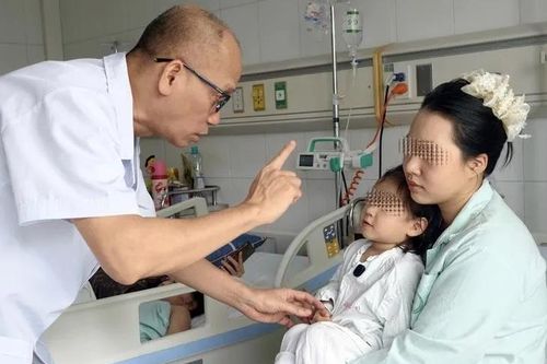 Bé gái suýt hỏng mắt vì que xiên nướng: Hiểm họa từ đồ ăn sắc nhọn trước cổng trường