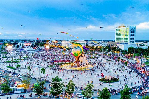 Quảng trường Phan Ngọc Hiển thêm xanh - sạch từ những hành động nhỏ