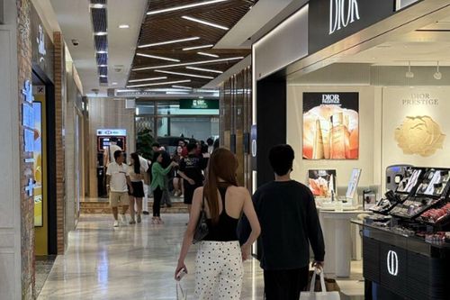 Một cặp đôi Vbiz nghi vấn 'phim giả tình thật' tiếp tục bị team qua đường bắt gặp hẹn hò ở trung tâm thương mại