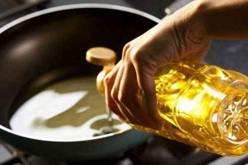 Dùng dầu thực vật để nấu ăn, nếu sai cách chẳng khác gì đưa chất độc vào cơ thể