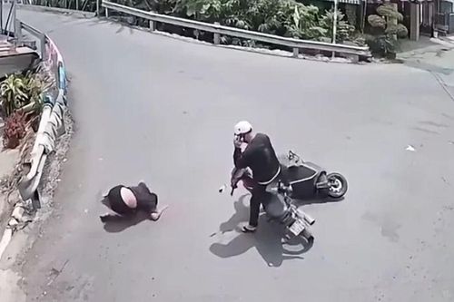 Clip vô cảm sau va chạm giao thông: Nam thanh niên vẫn ung dung nghe điện thoại mặc người bị ngã đang đau đớn