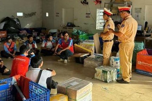 Công an TPHCM tuyên truyền pháp luật và test ma túy cho đội ngũ shipper tại 2 cơ sở giao nhận hàng