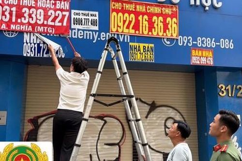 Công an phường Sài Gòn: Liên tiếp xử lý nhiều đối tượng dán quảng cáo bẩn
