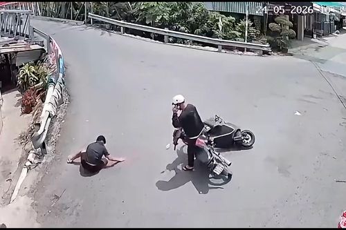 Chạy xe đâm vào người do nghe điện thoại, không cứu người mà tiếp tục điện thoại