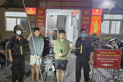 Nhóm thanh niên cầm hung khí lạng lách, ném vỏ chai, xit hơi cay vào cảnh sát