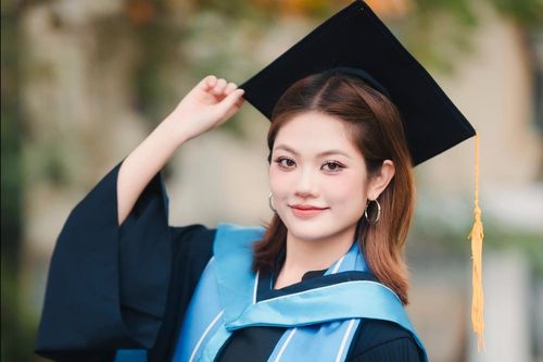 Thủ khoa Đại học Kinh tế Quốc dân xinh đẹp tốt nghiệp sớm với GPA tuyệt đối