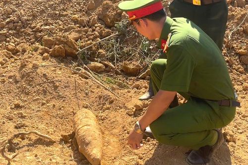 Thi công đập thủy lợi ở Đà Nẵng, phát hiện 2 quả pháo cối