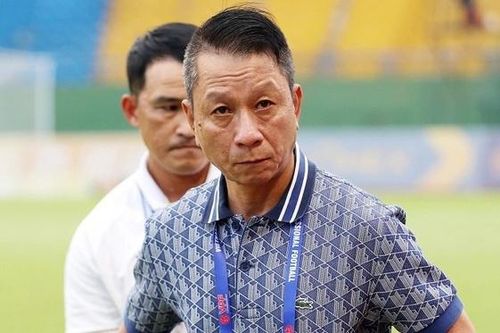 HLV Văn Sỹ Sơn nhận án phạt vì phản ứng với trọng tài