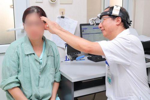 Người phụ nữ nghe kém suốt 2 năm, bác sĩ phát hiện xương nhỏ nhất cơ thể bị 'đóng cứng'