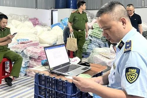 Hàng chục nghìn gói băng vệ sinh giả thương hiệu nổi tiếng bán ra thị trường