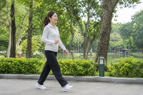 Đi bộ mỗi ngày có tác dụng gì với phụ nữ trên 35 tuổi?