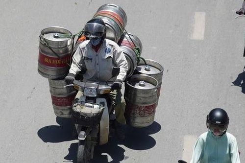 Người lao động vất vả mưu sinh dưới trời nóng 'đỉnh điểm'