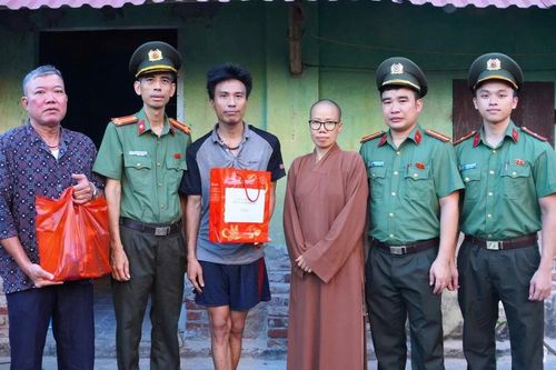 Công an xã Phượng Dực thăm hỏi, tặng quà các gia đình khó khăn