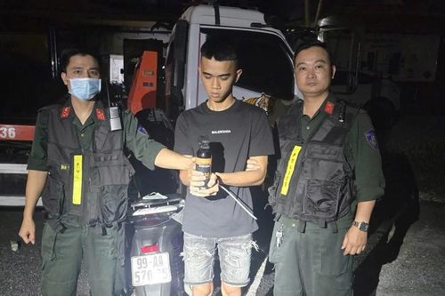 Mang bình xịt hơi cay đi 'phòng thân', thanh niên bị lực lượng 141 phát hiện