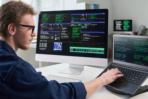 Vì sao laptop đắt hơn máy tính để bàn?